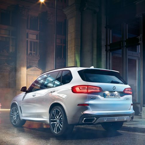 BMW X5 xDrive40i, 3/4 tagantvaade BMW X5 xDrive40i G05 2018 toonis Mineral White metallik, 3/4 tagantvaade
