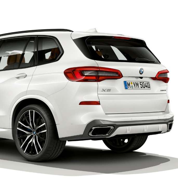 Mudel M Sport, BMW X5 xDrive40i, 3/4 tagantvaade Mudel M Sport, BMW X5 xDrive40i G05 2018 toonis Mineral White metallik, 3/4 tagantvaade