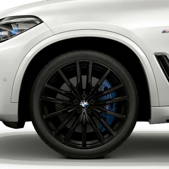 Mudel M Sport, BMW X5 xDrive40i, esiosa külgvaade koos veljega Mudel M Sport, BMW X5 xDrive40i G05 2018 toonis Mineral White metallik, esiosa külgvaade koos veljega