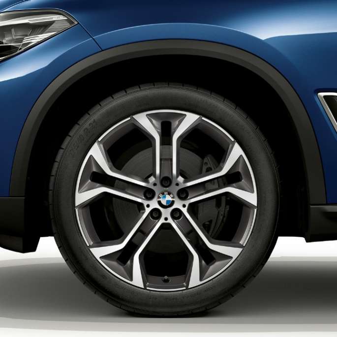 Mudel xLine, BMW X5 xDrive40i, esiosa külgvaade koos veljega Mudel xLine, BMW X5 xDrive40i G05 2018 toonis Phytonic Blue metallik, esiosa külgvaade koos veljega