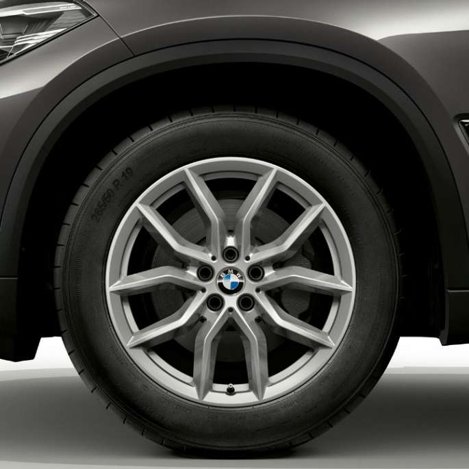 Põhimudel, BMW X5 xDrive30d, esiosa külgvaade koos veljega Põhimudel, BMW X5 xDrive30d G05 2018 toonis Sophisto Grey Brilliant Effect metallik, esiosa külgvaade koos veljega