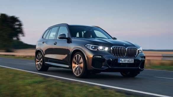 BMW X5 xDrive45e G05 pistikhübriid, kolm neljandikku eestvaade, sõites BMW X5 xDrive45e G05 pistikhübriid, kolm neljandikku eestvaade, tänaval sõitmas