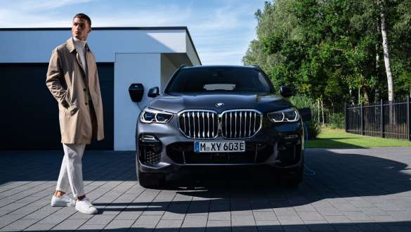 BMW X5 xDrive45e G05 pistikhübriid, eestvaade garaaži ees BMW X5 xDrive45e G05 pistikhübriid, eestvaade garaaži ees koos modelliga