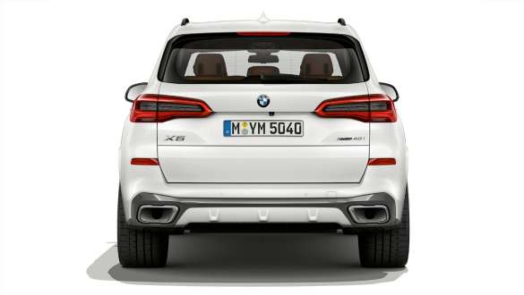 BMW X5 xDrive40i, kolm neljandikku tagantvaade BMW X5 xDrive40i G05 2018, Mineral White metallik, kolm neljandikku tagantvaade