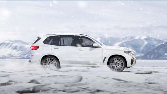 Sõidurežiim xSnow, BMW X5 Sõidurežiim xSnow, BMW X5 G05 2018, Mineral White metallik, külgvaade, lume peal sõitmas