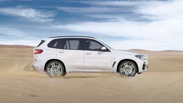 Sõidurežiim xSand, BMW X5 Sõidurežiim xSand, BMW X5 G05 2018, Mineral White metallik, külgvaade, liiva peal sõitmas