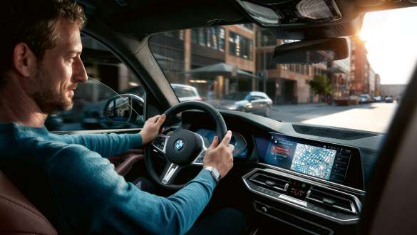 Connected Navigation, BMW X5 BMW X5 G05 2018, salong, juht kasutamas Connected Navigationit