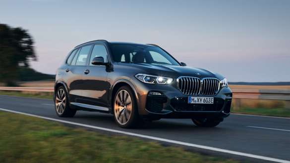 BMW X5 xDrive45e G05 pistikhübriid, kolm neljandikku eestvaade, sõitmas BMW X5 xDrive45e G05 pistikhübriid, kolm neljandikku eestvaade, tänaval sõitmas