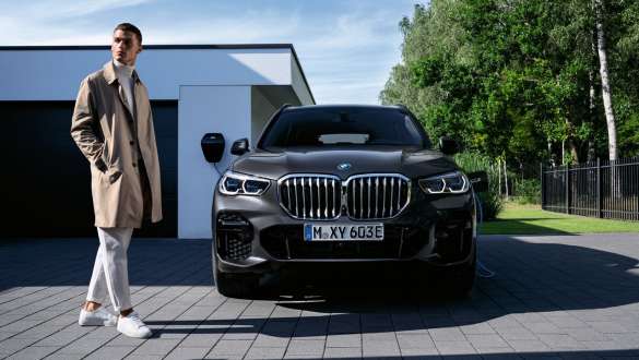BMW X5 xDrive45e G05 pistikhübriid, eestvaade garaaži ees BMW X5 xDrive45e G05 pistikhübriid, eestvaade garaaži ees koos modelliga