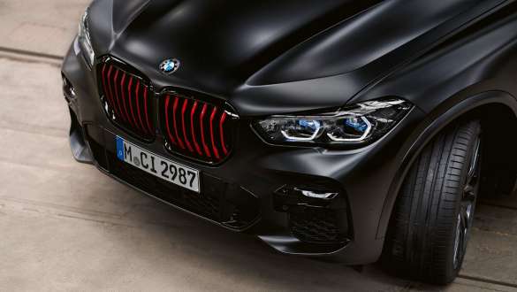 BMW kaheosaline neerukujuline iluvõre ribidega toonis Chili Red, BMW X5 Edition Black Vermilion G05 2021 BMW kaheosaline neerukujuline iluvõre ribidega toonis Chili Red, BMW X5 Edition Black Vermilion G05 2021