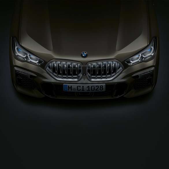 BMW X6 esiosa. Close-up view of the BMW X6 front with BMW kidney grille ‘Iconic Glow’ from a bird's eye view.