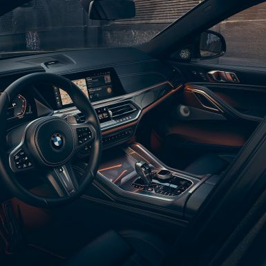 Juhikoht vaatega 12,3-tollisele ekraanile. BMW X6 juhikoht vaatega 12,3-tollisele ekraanile.