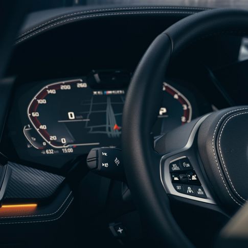 BMW juhiabisüsteemid. Lähivaade BMW salongi, fookus armatuurlauale.