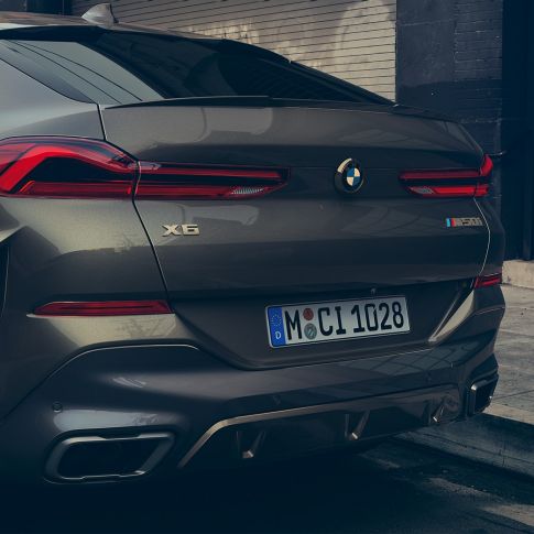 BMW X6 M Sporti väljalaskesüsteem. Lähivaade BMW X6 M Sporti väljalaskesüsteemist.