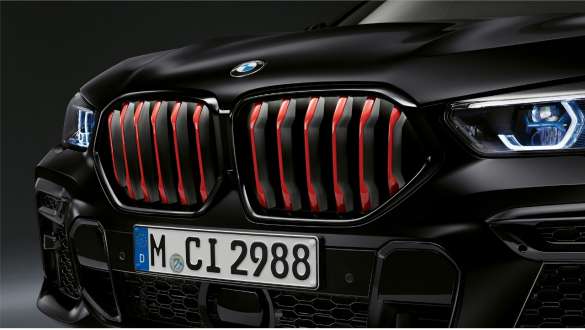 BMW X6 Edition Black Vermilion G06 2021, BMW kaheosaline neerukujuline iluvõre toonis Chili Red ribidega BMW X6 Edition Black Vermilion G06 2021, BMW kaheosaline neerukujuline iluvõre toonis Chili Red ribidega