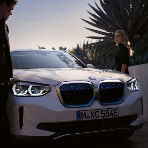 BMW iX3 G08 kolm neljandikku eestvaade koos BMW neerukujulise iluvõrega BMW iX3 G08 2020 Mineral White metallik kolm neljandikku eestvaade koos BMW neerukujulise iluvõrega