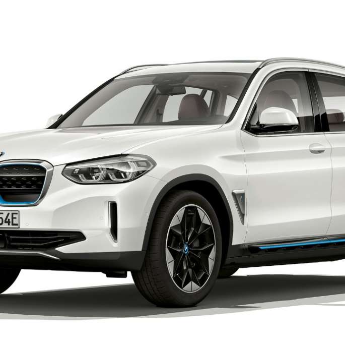BMW iX3 G08 mudel „Inspiring“, kolm neljandikku eestvaade BMW iX3 G08 2020 mudel „Impressive“ Mineral White metallik kolm neljandikku eestvaade