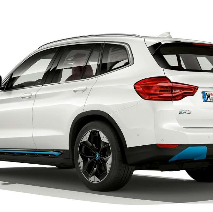 BMW iX3 G08 mudel „Impressive“, kolm neljandikku tagantvaade BMW iX3 G08 2020 mudel „Impressive“ Mineral White metallik kolm neljandikku tagantvaade