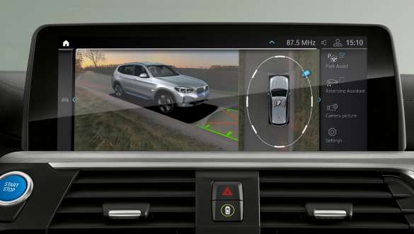 BMW iX3 G08 parkimisassistent Plus BMW iX3 G08 2020 salong, keskpaneeli ekraan, parkimisassistent Plus
