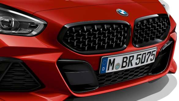 BMW Z4 Roadsteri neerukujuline iluvõre BMW Z4 Roadster võrkdisainiga neerukujulise iluvõrega