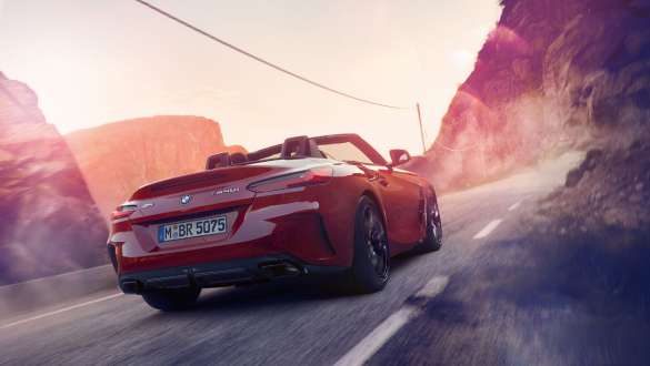 BMW Z4 Roadster ja kohanduv sportrool Sõitev BMW Z4 Roadster mägede taustal