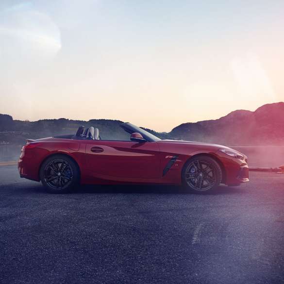 BMW Z4 Roadster külgvaates BMW Z4 Roadster külgvaates mäe kõrval