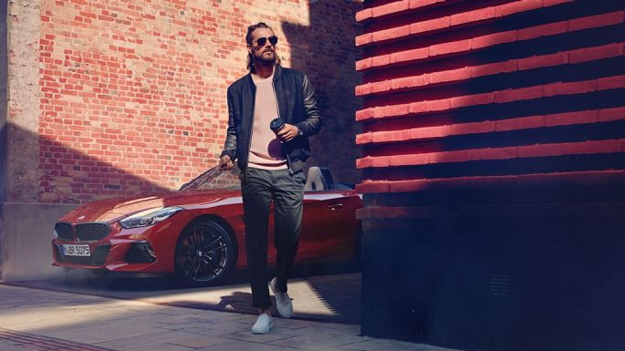 BMW Z4 Roadster kõrvaltänaval Mees kõrvaltänavas BMW Z4 Roadsteri ees
