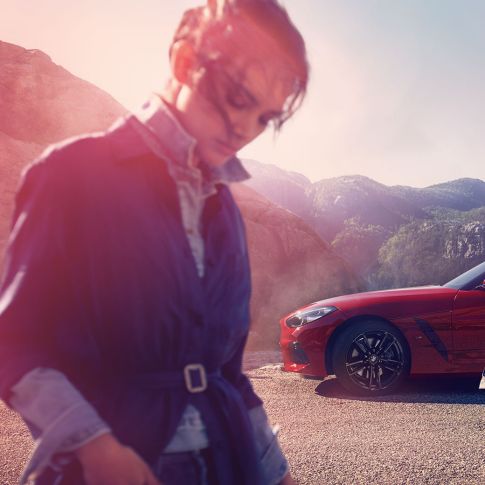 BMW Z4 Roadster mägedes BMW Z4 Roadster koos mehe ja naisega mäe kõrval
