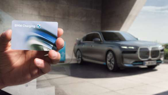 Avalikes laadimispunktides laadimise tariifide valikud Avalikes laadimispunktides laadimise tariifide valikud, BMW i7 laadimisjaamas
