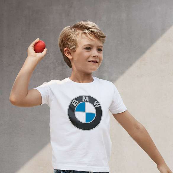 BMW lastekollektsioon. Poiss kannab BMW lastekollektsiooni tooteid.