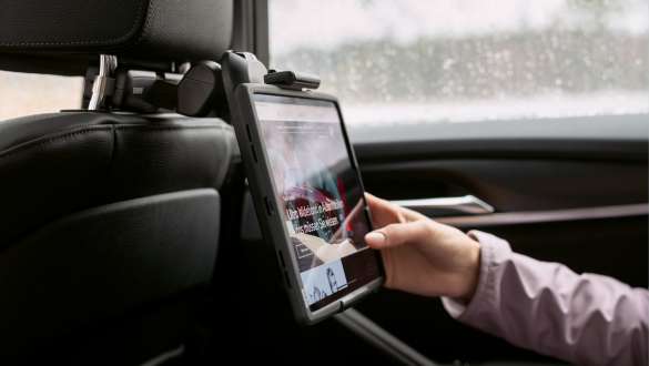 BMW universaalhoidik tahvelarvutitele koos BMW turvaümbrisega süsteemile Travel & Comfort BMW sügistalvine lisavarustus, BMW universaalhoidik tahvelarvutitele koos BMW turvaümbrisega süsteemile Travel & Comfort