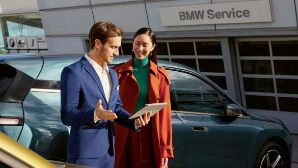 BMW rehvid, mees laadimisjaamas oleva BMW i4 ees BMW rehvid, mees laadimisjaamas oleva BMW i4 ees