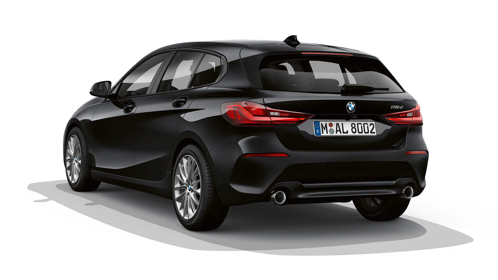 BMW 1. seeria mudel Advantage kolm neljandikku eestvaates. BMW 1. seeria mudel Advantage musta värvi, stuudiovõte, kolm neljandikku tagantvaade.