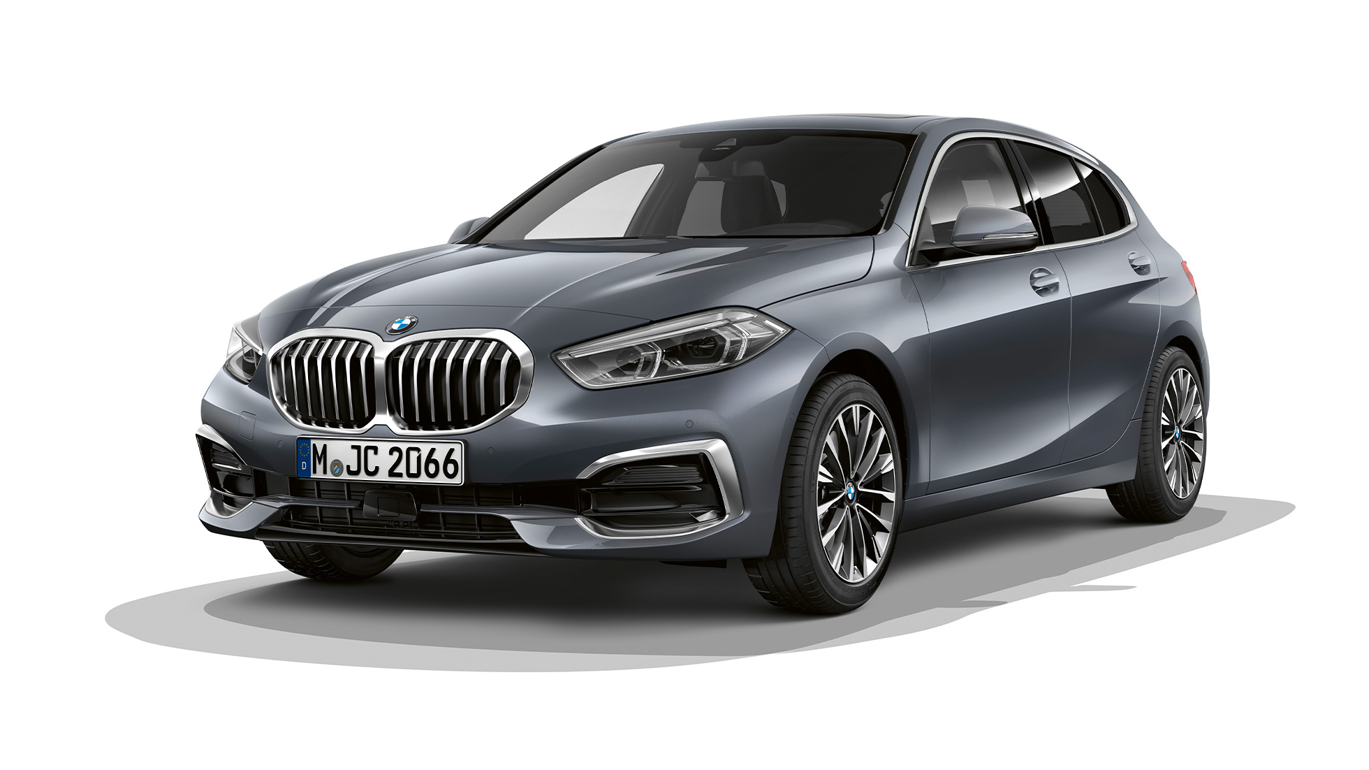 BMW 1. seeria mudeli Luxury Line kolm neljandikku eestvaade. BMW 1. seeria mudeli M Sport värvitoonis Luxury Line toonis Storm Bay metallik, stuudiovõte, kolm neljandikku eestvaade.