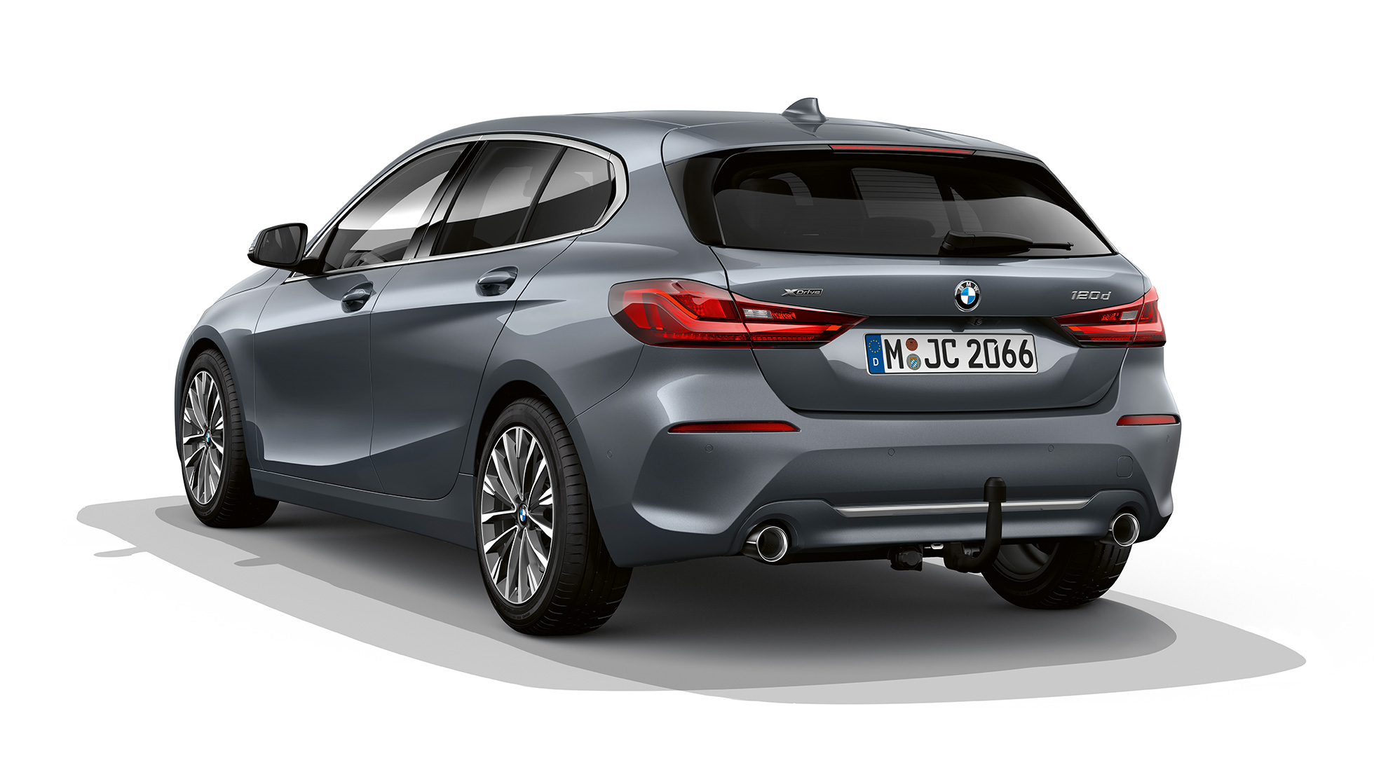 BMW 1. seeria mudeli Luxury Line kolm neljandikku tagantvaade. BMW 1. seeria mudeli M Sport värvitoonis Luxury Line toonis Storm Bay metallik, stuudiovõte, kolm neljandikku tagantvaade.