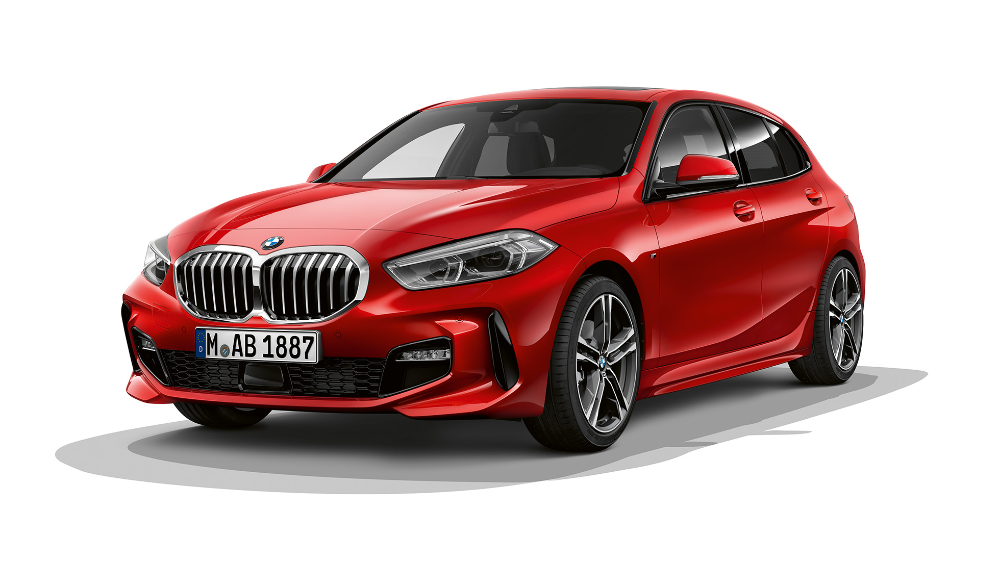 BMW 1. seeria mudel M Sport kolm neljandikku eestvaade. BMW 1. seeria mudel M Sport värvitoonis Melbourne Red metallik, stuudiovõte, kolm neljandikku eestvaade.