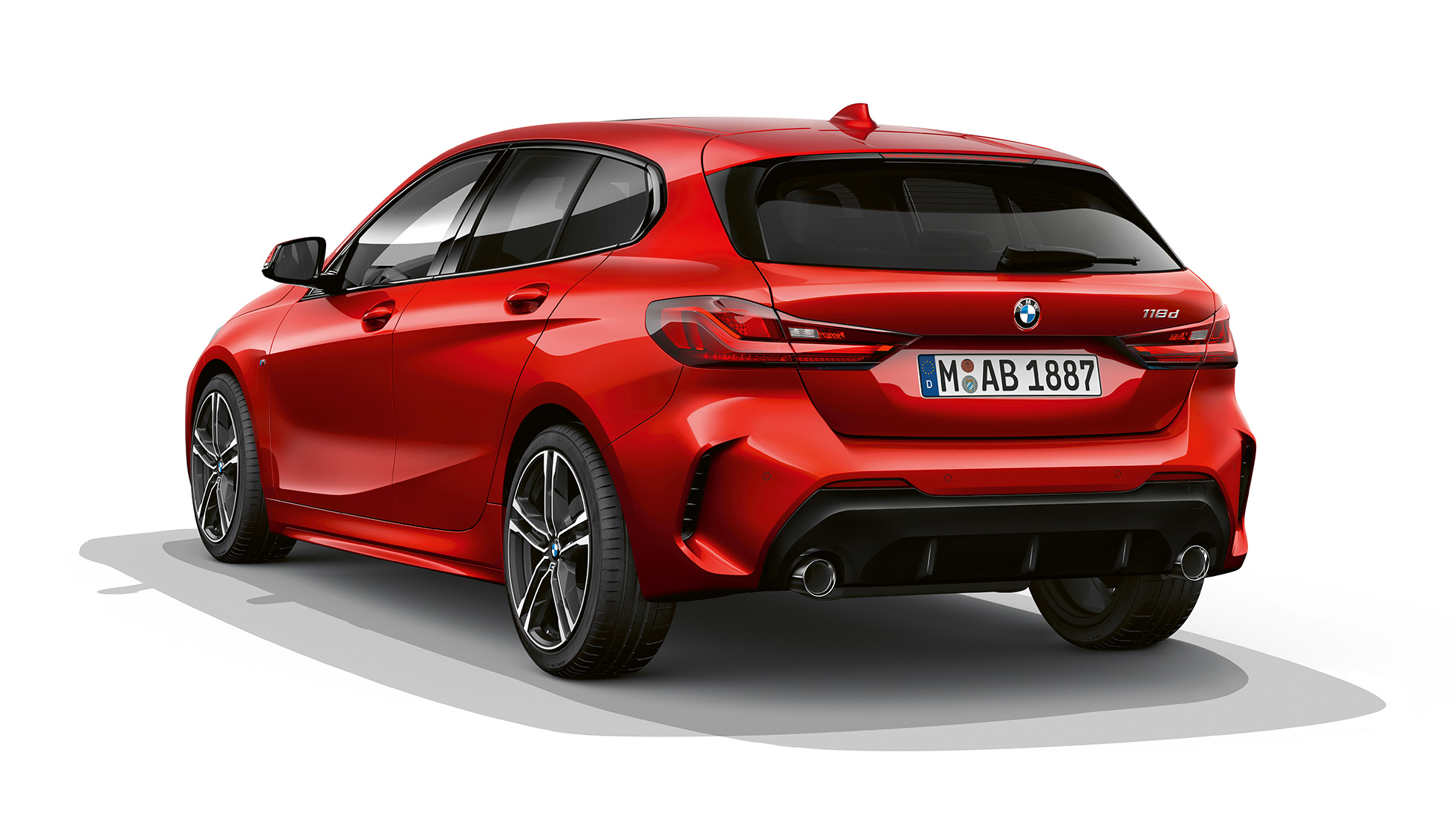 BMW 1. seeria mudel M Sport kolm neljandikku tagantvaade. BMW 1. seeria mudel M Sport värvitoonis Melbourne Red metallik, stuudiovõte, kolm neljandikku tagantvaade.
