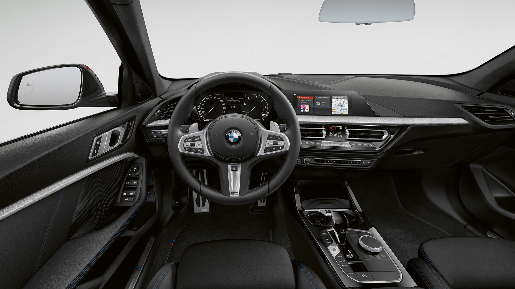 Nahkkattega M-rool. BMW 1. seeria mudel M Sport, juhikoht nahkkattega M-rooliga.