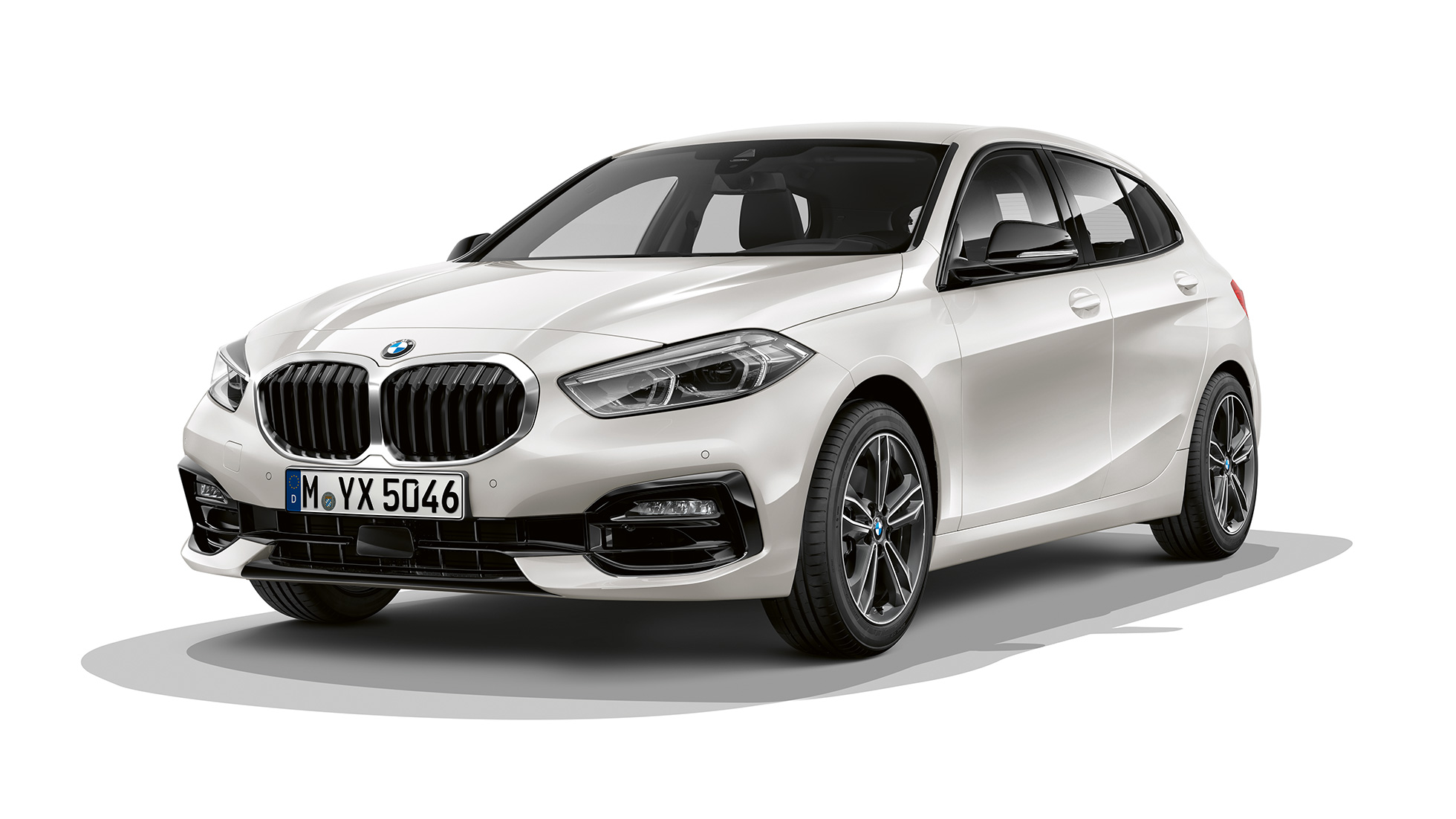 BMW 1. seeria mudeli Sport Line kolm neljandikku eestvaade. BMW 1. seeria mudel Sport Line värvitoonis Mineral White metallik, stuudiovõte, kolm neljandikku eestvaade.