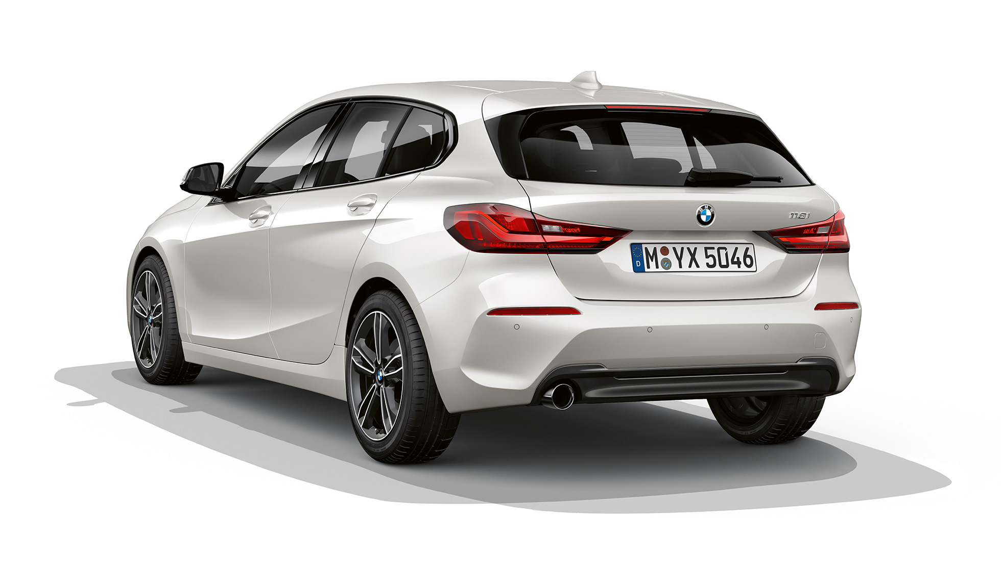 BMW 1. seeria mudeli Sport Line kolm neljandikku tagantvaade. BMW 1. seeria mudel Sport Line värvitoonis Mineral White metallik, stuudiovõte, kolm neljandikku tagantvaade.