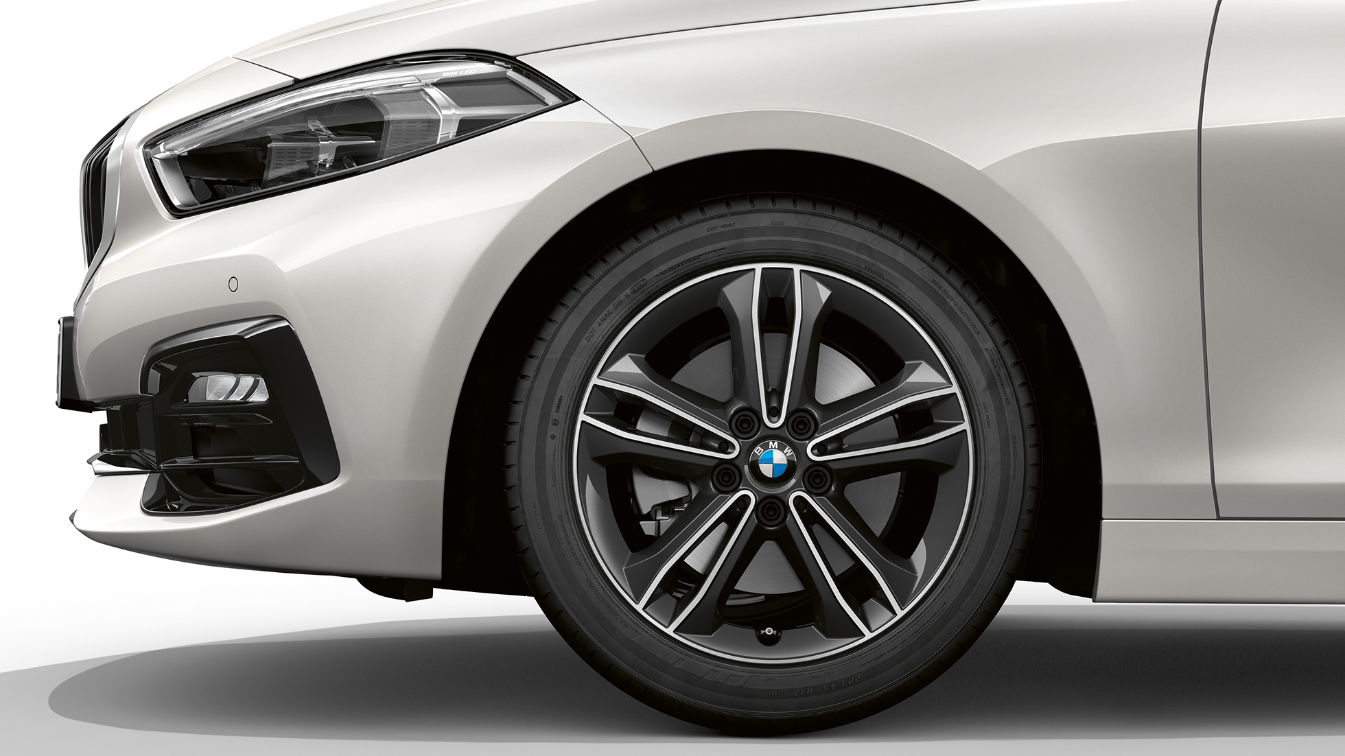 17-tolline kergmetallvelg Double-spoke style 549. BMW 1. seeria mudel Sport Line värvitoonis Mineral White metallik, külgmine eestvaade koos 17-tolliste kergmetallvelgedega Double-spoke style 549.