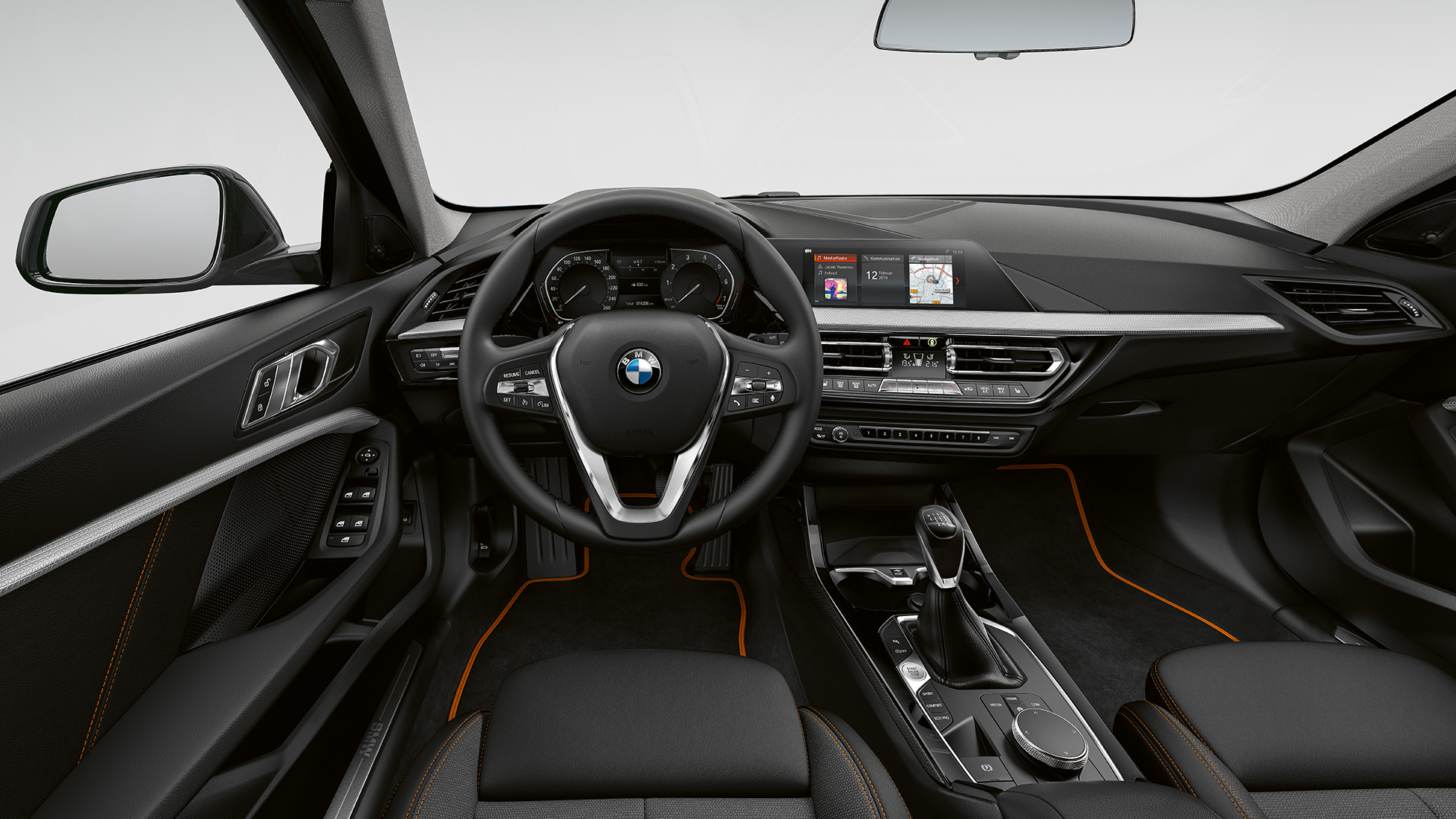 Nahkkattega sportrool. BMW 1. seeria mudel Sport Line, juhikoht nahkkattega sportrooliga.