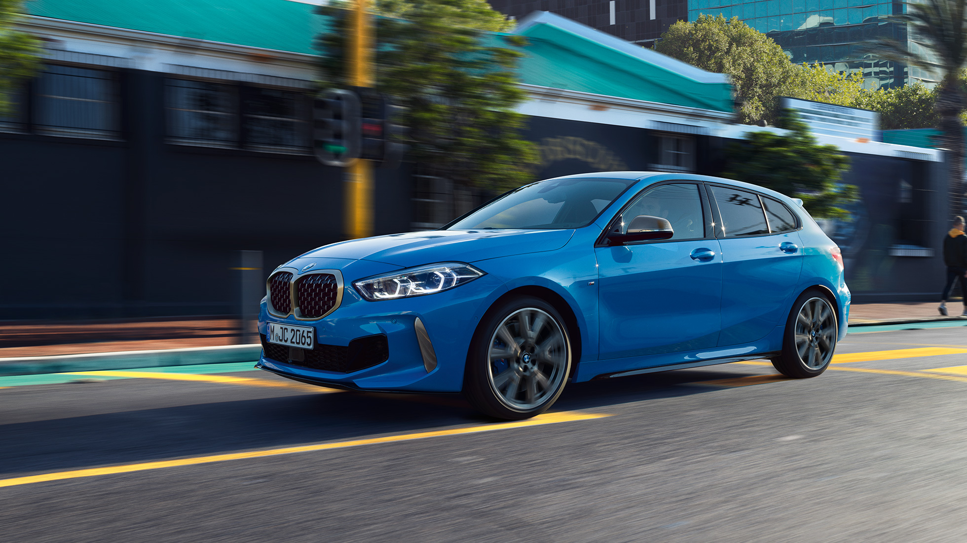 BMW 1. seeria, kolm neljandikku külgvaade. BMW 1. seeria Misano Blue metallik, kolm neljandikku eestvaade, sõidu ajal.