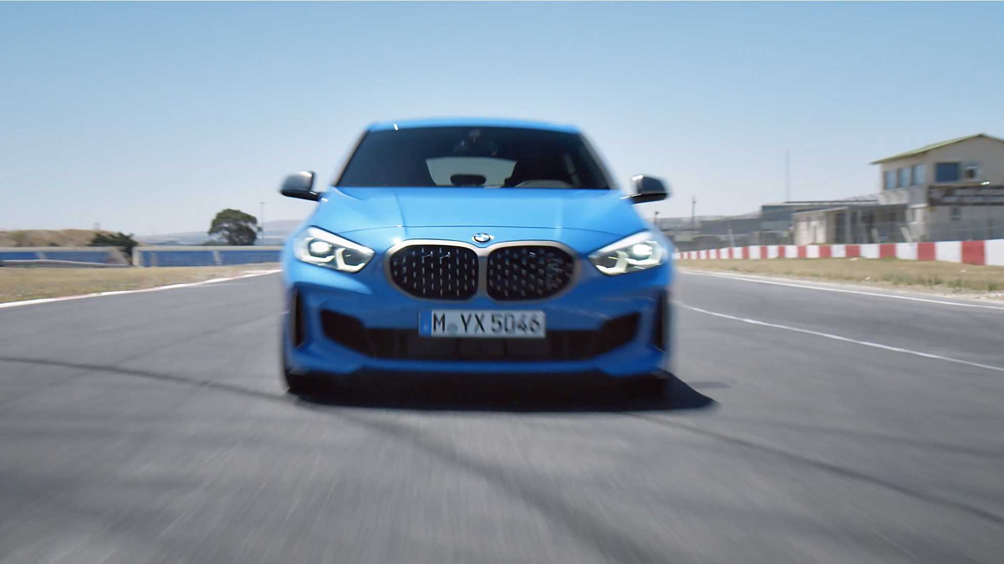 BMW 1. seeria sõitmise film. BMW 1. seeria film dünaamiliste sõidustseenidega.
