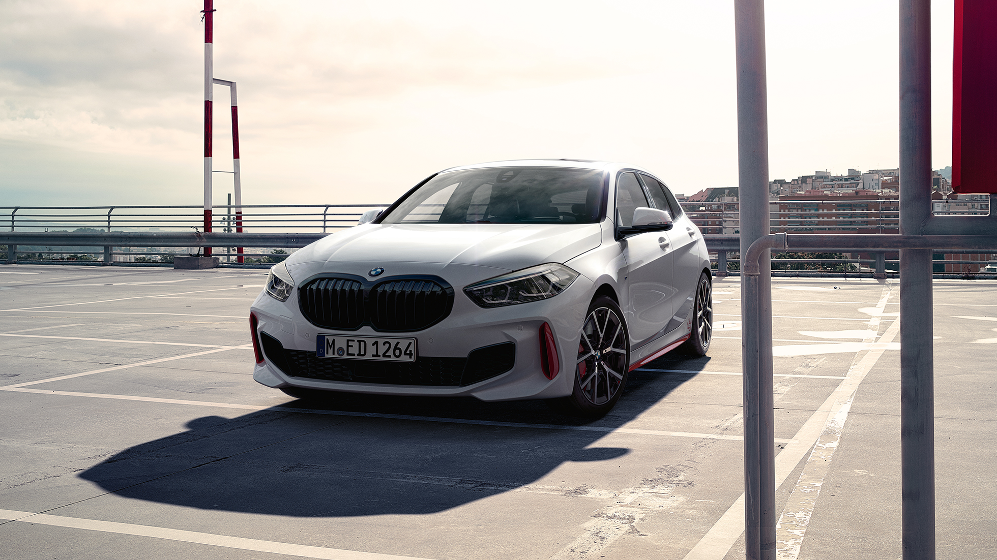 BMW 1. seeria 128ti kolm neljandikku eestvaade BMW 1. seeria 128ti F40 kolm neljandikku eestvaade parkimistasandil