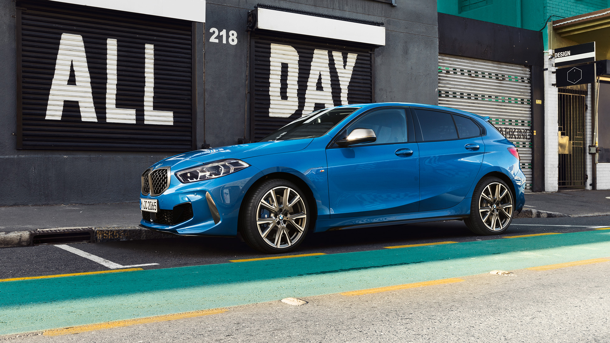 1. seeria BMW parkimas. 1. seeria BMW värvitoonis Misano Blue metallik, külgvaates parkimiskohal.