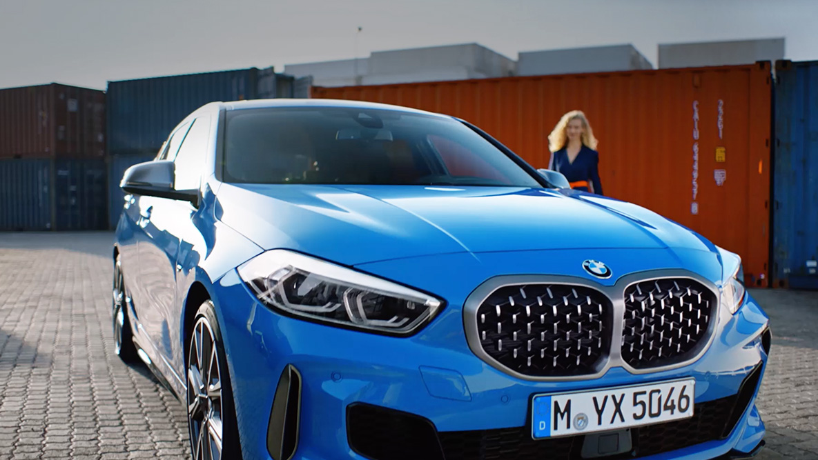 BMW intelligentne isiklik assistent. BMW 1. seeria koos hääljuhitava BMW intelligentse isikliku assistendiga.