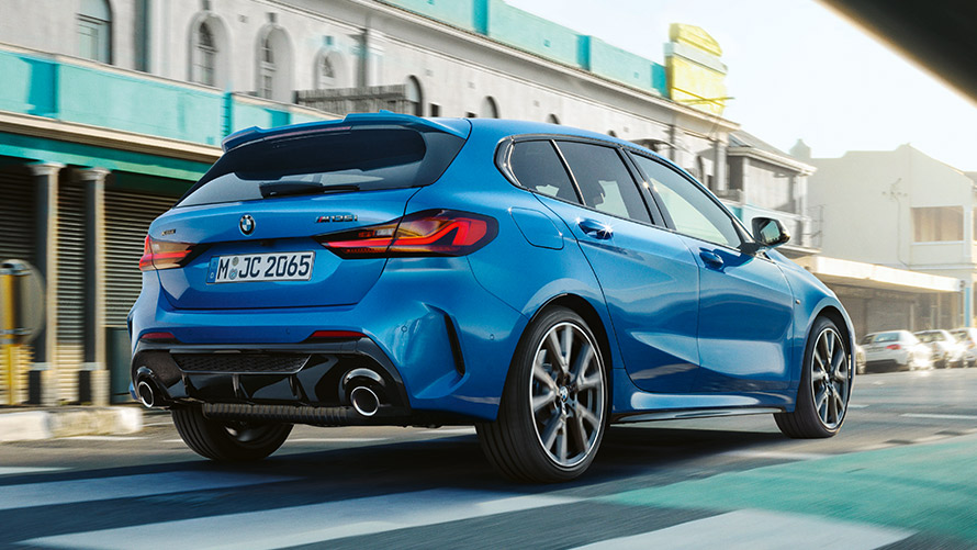 BMW 1. seeria F40, kolm neljandikku tagantvaade sõitmise ajal BMW 1. seeria F40 toonis Misano Blue metallik, kolm neljandikku tagantvaade sõitmise ajal
