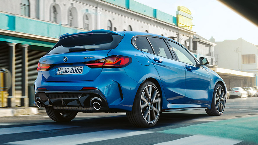 BMW 1. seeria F40, kolm neljandikku tagantvaade sõitmise ajal BMW 1. seeria F40 toonis Misano Blue metallik, kolm neljandikku tagantvaade sõitmise ajal