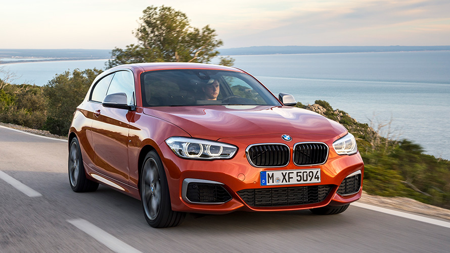 BMW M135i (F21), kolm neljandikku eestvaade sõitmas järve ja mägede taustal BMW M135i (F21), kolm neljandikku eestvaade sõitmas järve ja mägede taustal